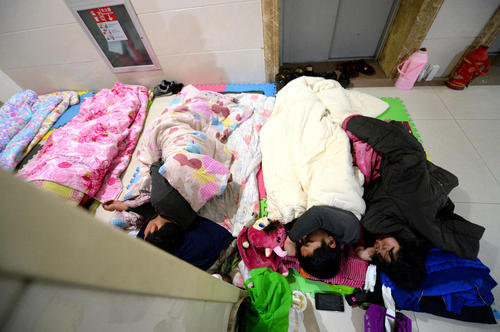 醫(yī)院打地鋪會(huì)傷害健康，有了共享陪護(hù)床就不用再打地鋪了！