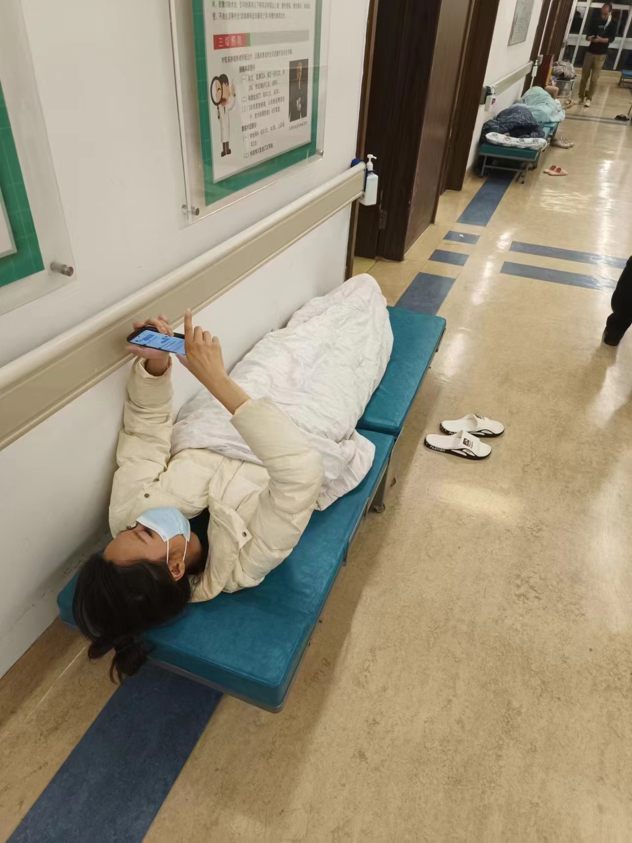 醫(yī)院陪護床"告急"，陪護家屬面臨無處可睡的困境